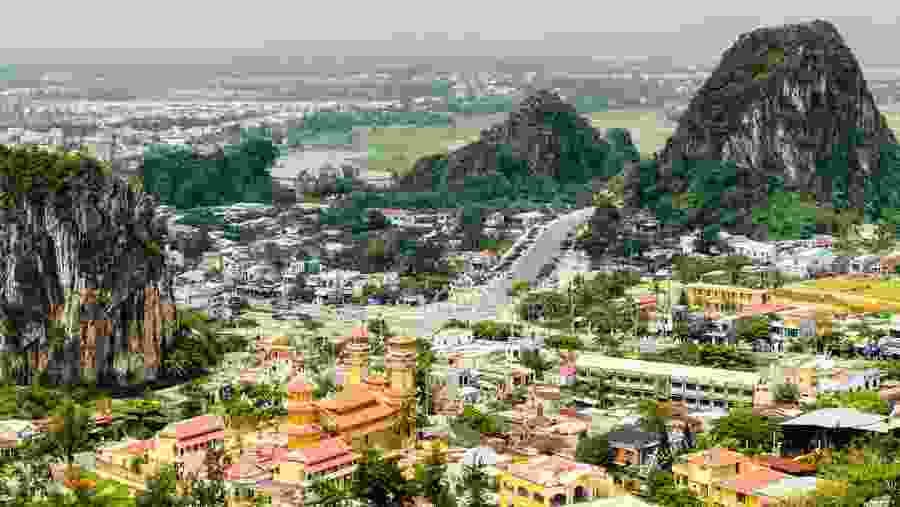 Visit the Marble Mountains in Vietnamese