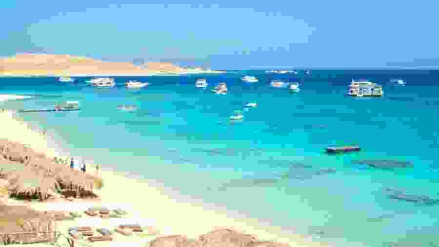 Short cruise rides to reach Al Jefton island
