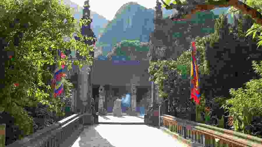 Hoa Lu - Tam Coc Tour with Mua Cave