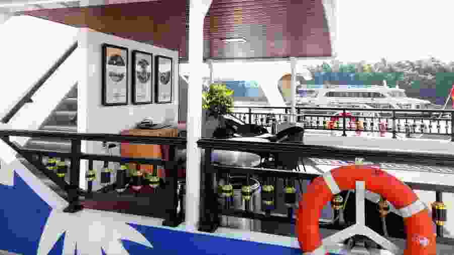 Sail on a luxurious boat on Li River