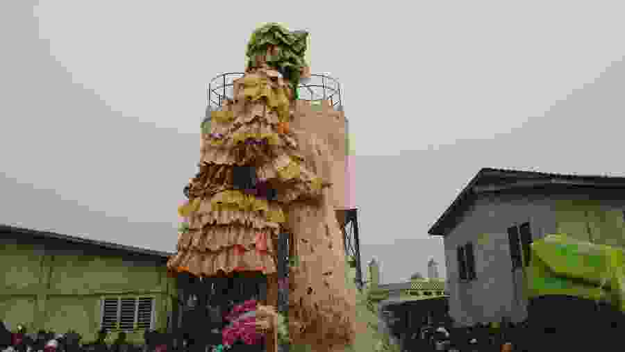 Kpodji holding fishnet