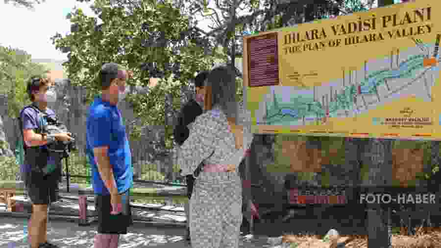 Travellers at the Melendiz Stream