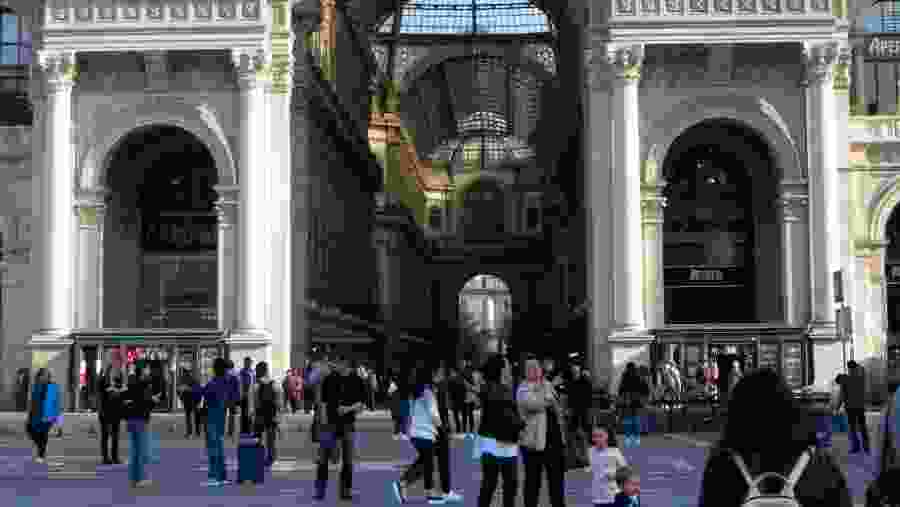 Travellers at the Galleria Vittorio Emanuele II