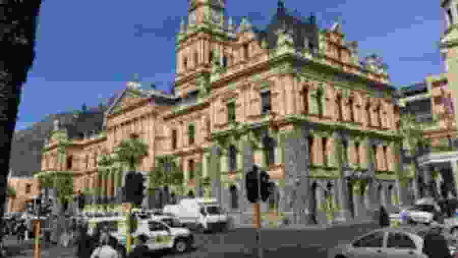 Stroll around the Cape Town City Hall