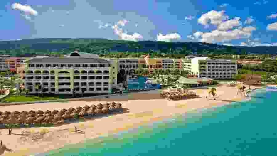 Spot scenic views during your transfer