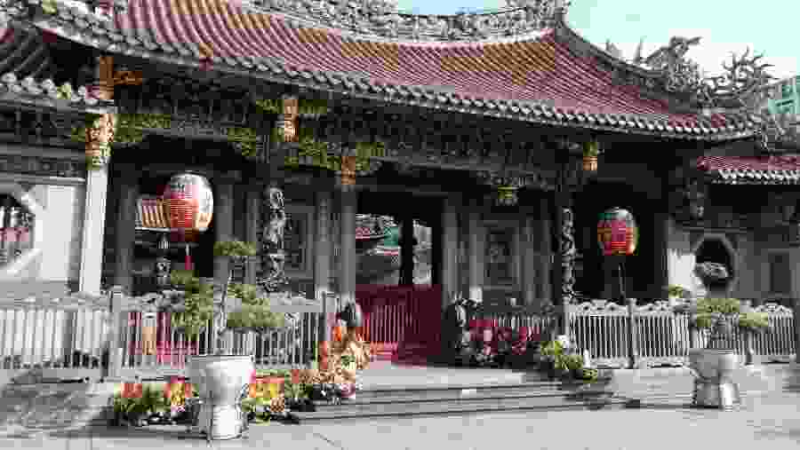 Visit the Longshan Temple