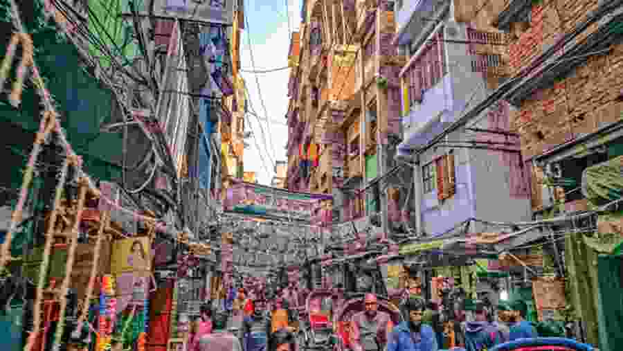 Explore the vibrant and bustling market of Sri Lanka