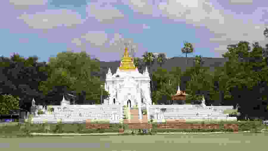 Visit beautiful pagodas of Mingun