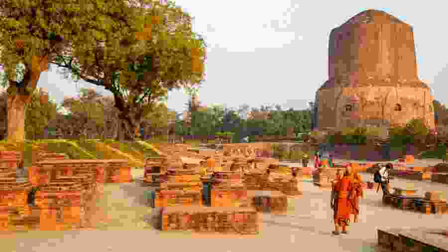 Dhamek Stupa is an ancient monument of Buddhist architecture. Located in Sarnath.