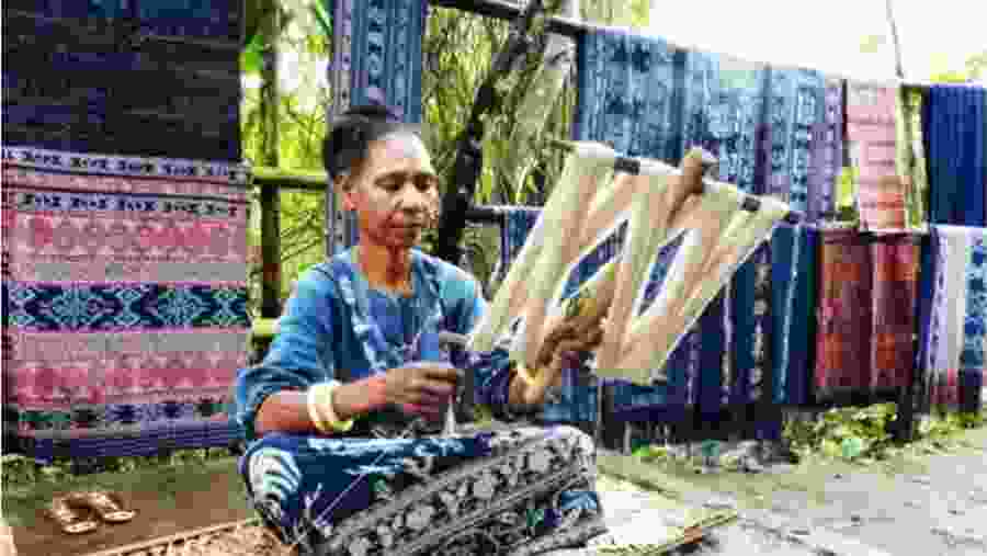 Threading on the loom frame