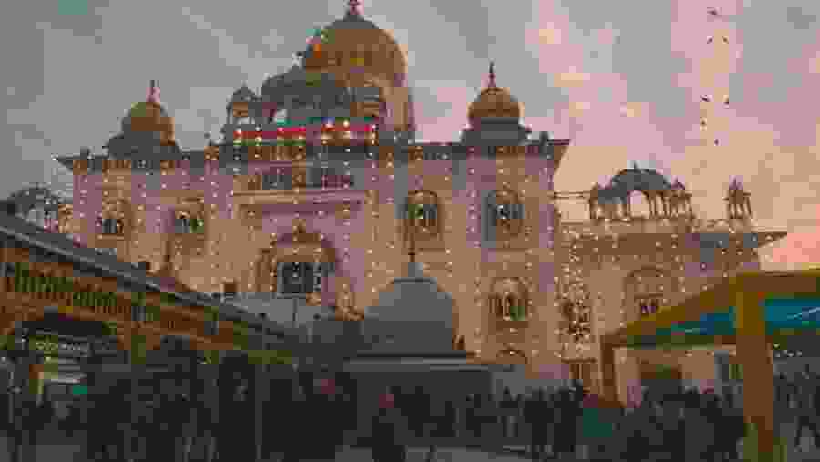 Explore Gurudwara Bangla Sahib