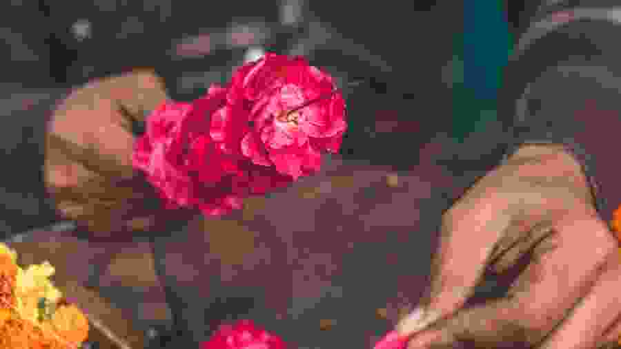 Watch Flower Merchants making Garlands in Delhi