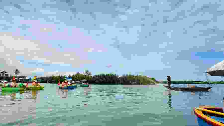 Coconut village: Hoi An fisherman throws fish net