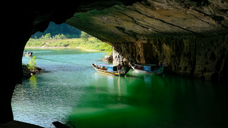 Pradise Cave In Vietnam