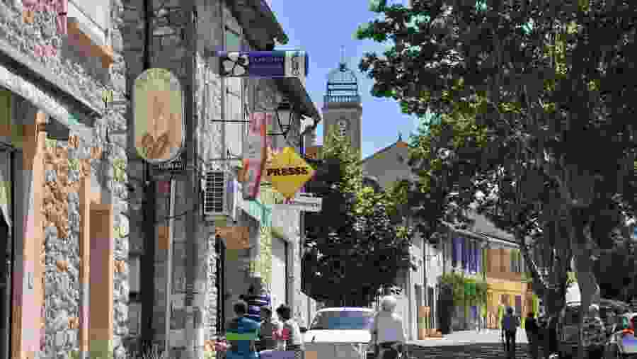 admire the beautiful landscapes around Sainte Victoire mountain