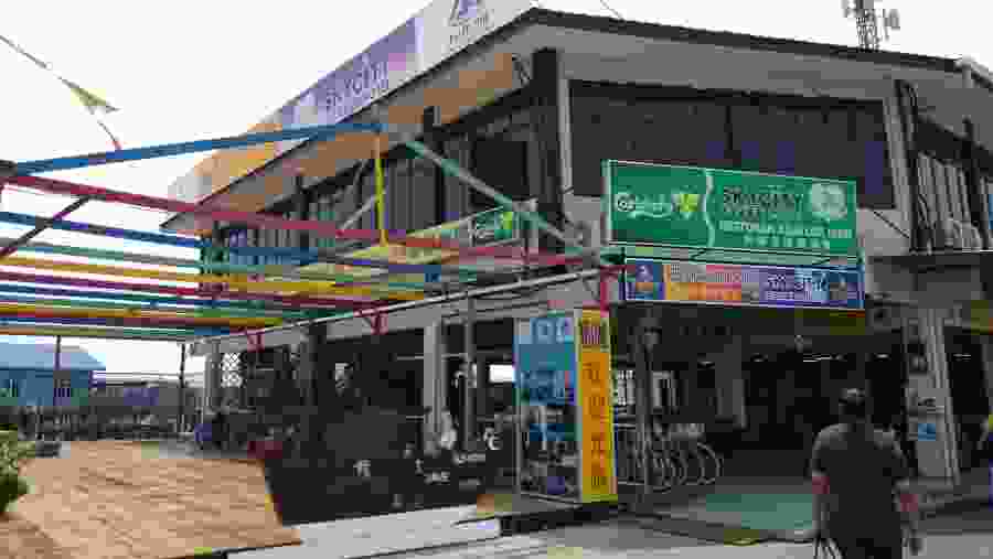 Eat at Local Seafood Restaurants in Crab Island