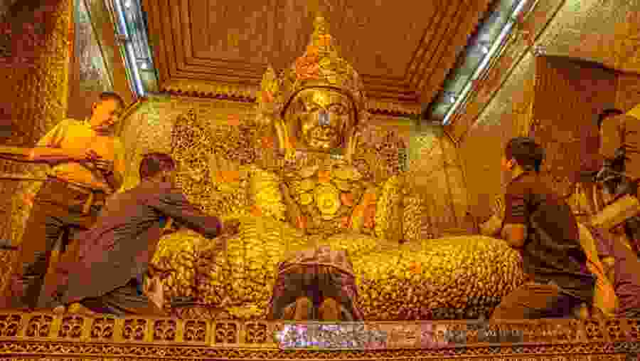 View the Splendid Mahamuni Pagoda