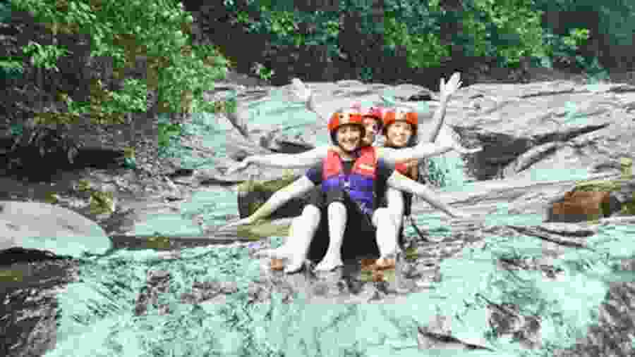 Travellers in Kitulgala