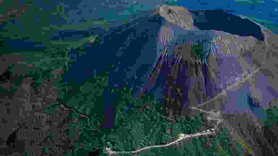 Stroll at the crater rim