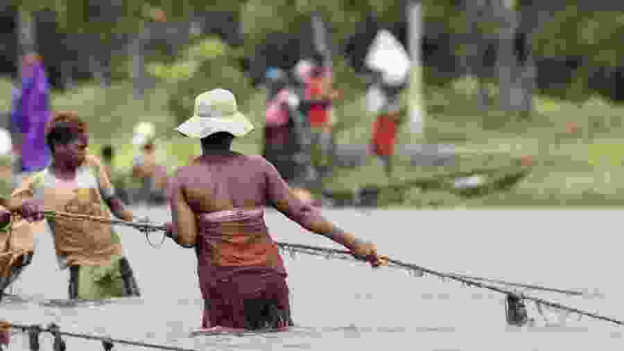 Pecheurs sur le canal de Pangalane 