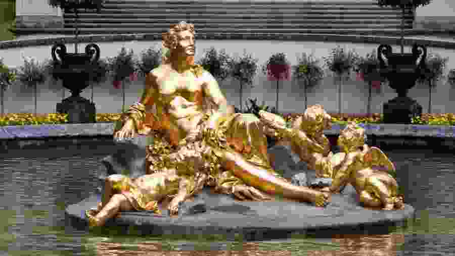 Marvel at the Linderhof Palace sculptures