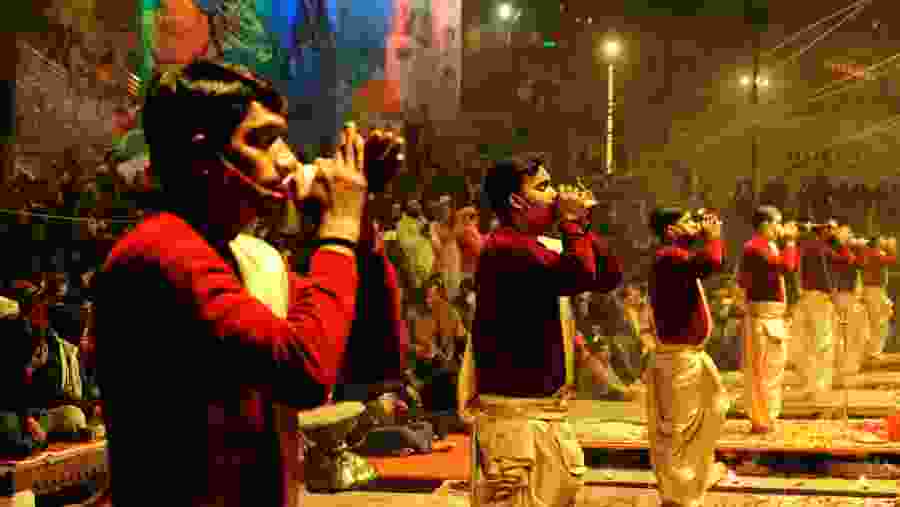 Ganga aarti ceremony rituals performed by Hindu priests at Dashashwamedh Ghat.