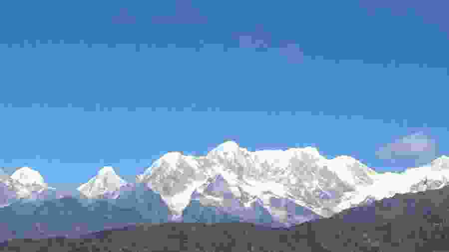 Flying over Everest on Helicopterpter