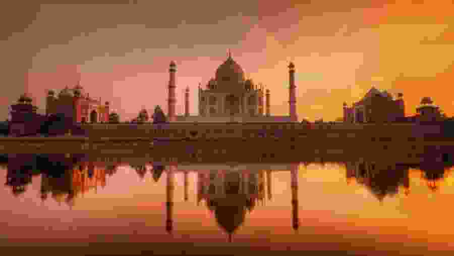 Witness the grandeur of Taj Mahal bathed in warm hues