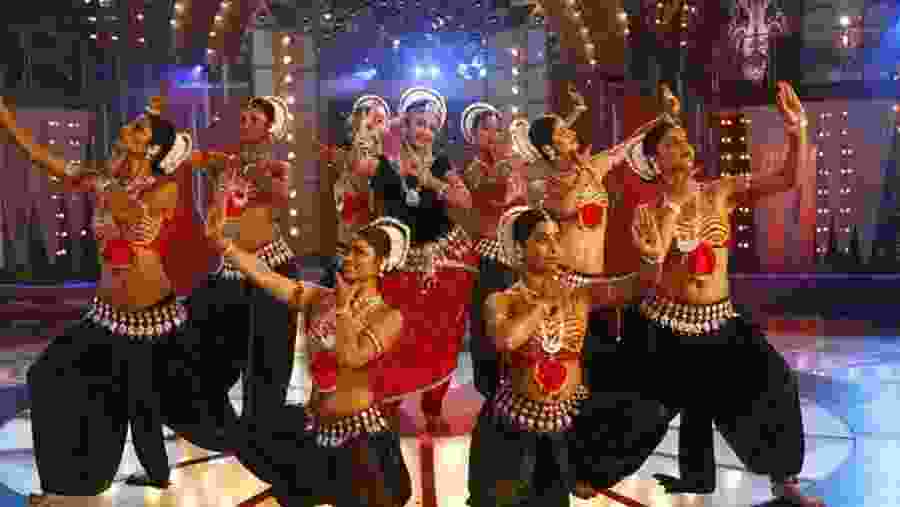 Enjoy a live Bollywood dance performance