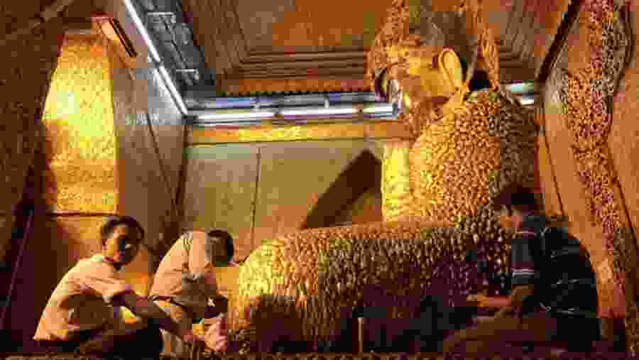 Admire the Buddha statue