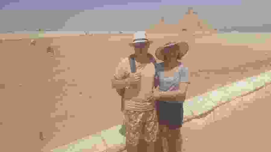 Take pictures of Pyramids of Giza