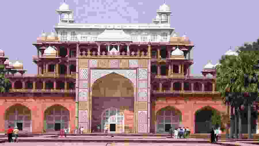 See the Tomb of Akbar the Great in Sikandra