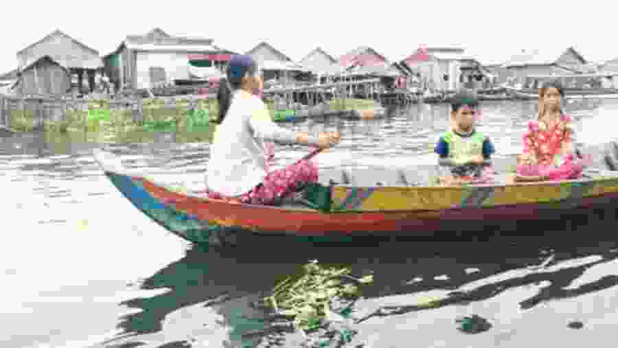Locals travelling by boat in Kompong Kleang