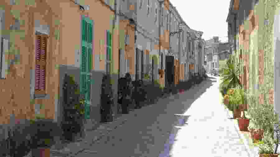 Walk through the Facades Street in Petra