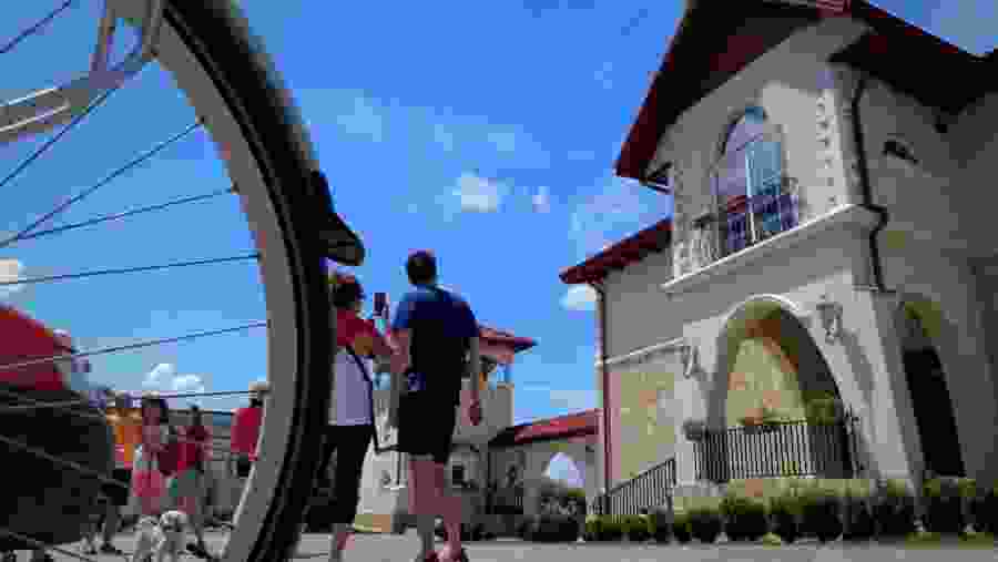 Travellers in Urlati