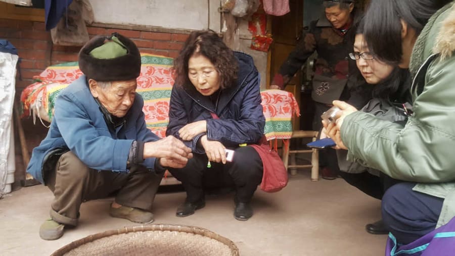 Meeting the locals of Leshan