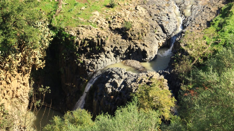 Enjoy the freshness of Oxena Waterfall