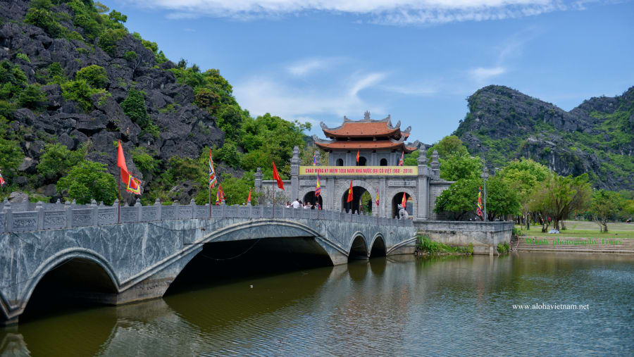 See the Arched Bridge at King Dinh Temple