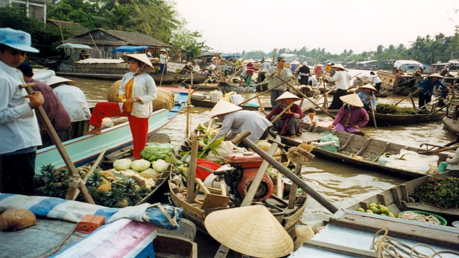 The floating fruit market in M? Tho, Vietnam