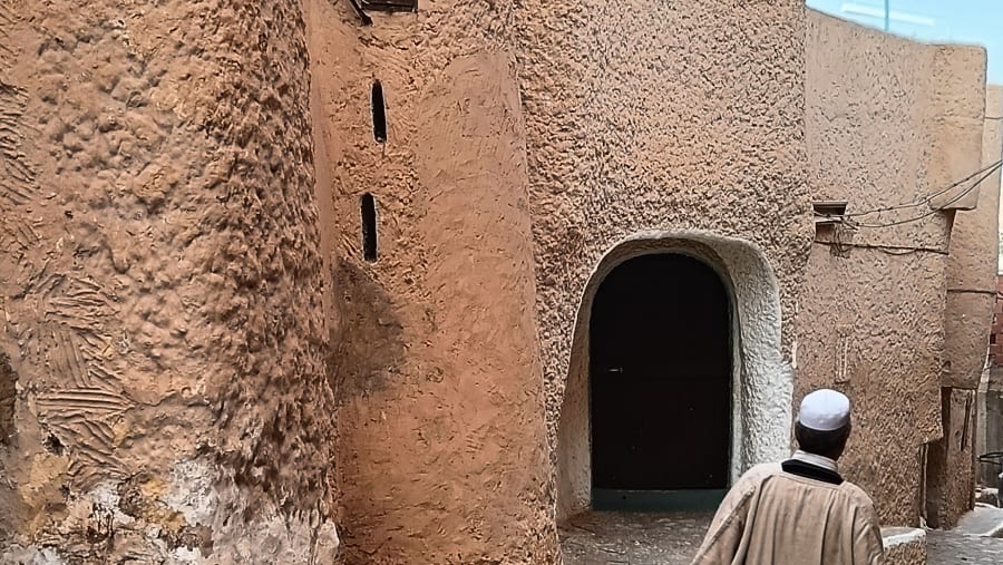 Walk through the old lanes of Algeria.