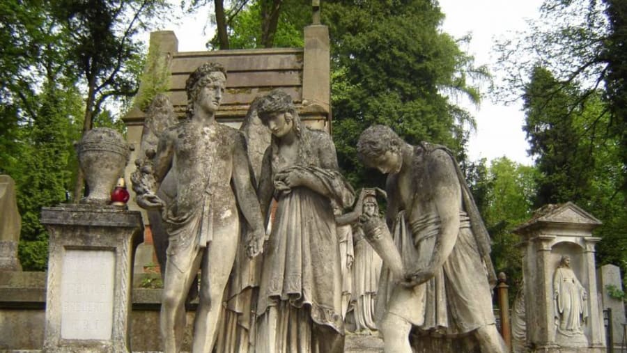 Admire the statues in the Lychakiv cemetery