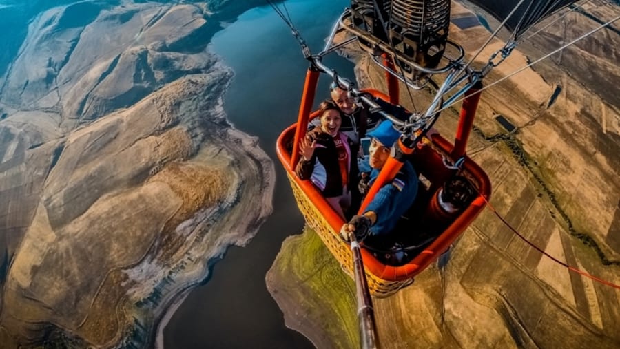Take spectacular pictures from a skyball