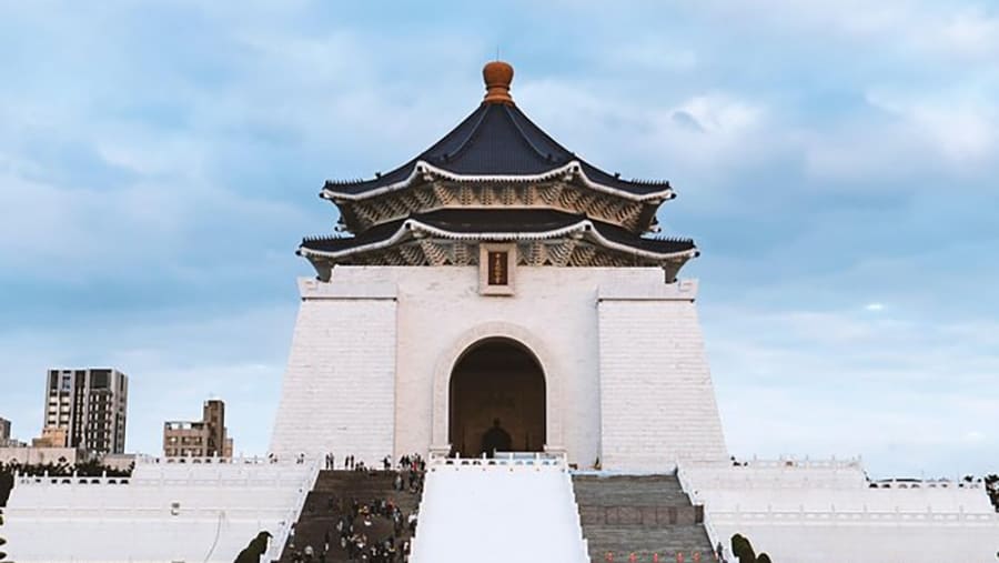 Admire the Chiang Kai-Shek Memorial Hall