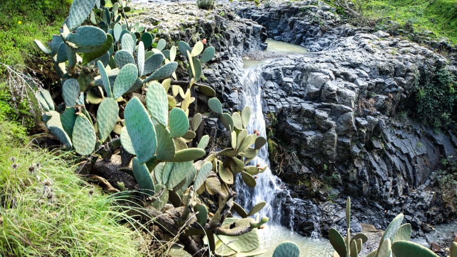 Enjoy the freshness of Oxena Waterfall