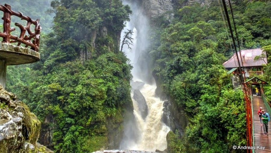 Pailón del Diablo, Baños