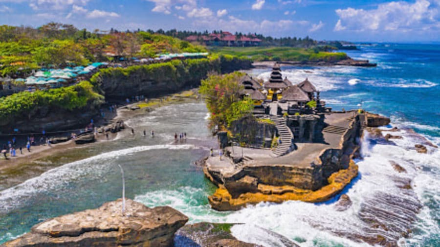 Go to the Splendid Uludanu Beratan Lake Temple