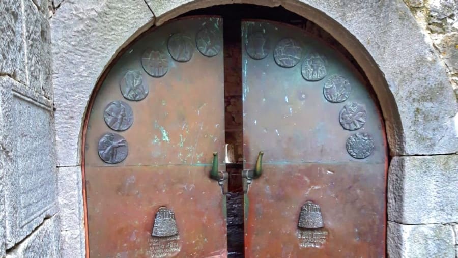 Hum entrance gate