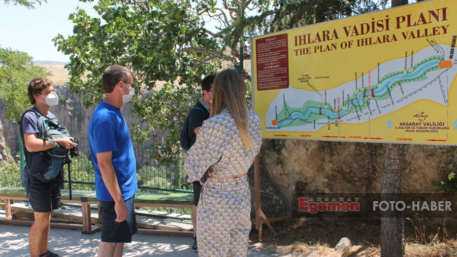 Travellers at the Melendiz Stream
