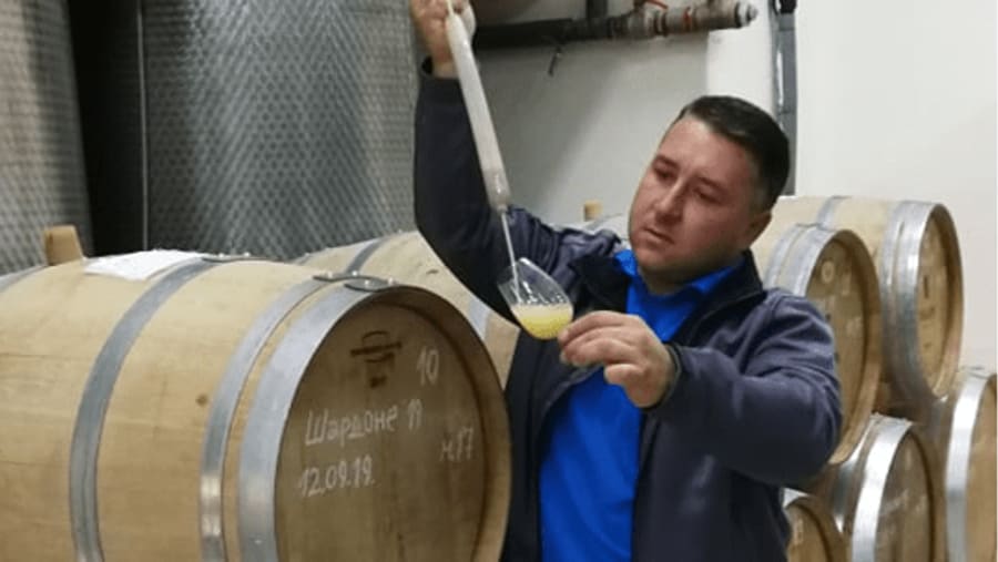Pour wines fresh from the barrel