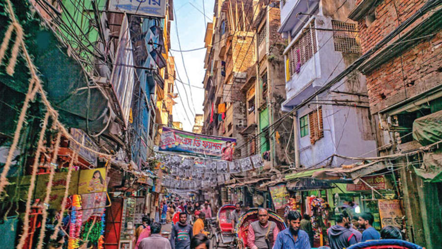 Explore the vibrant and bustling market of Sri Lanka